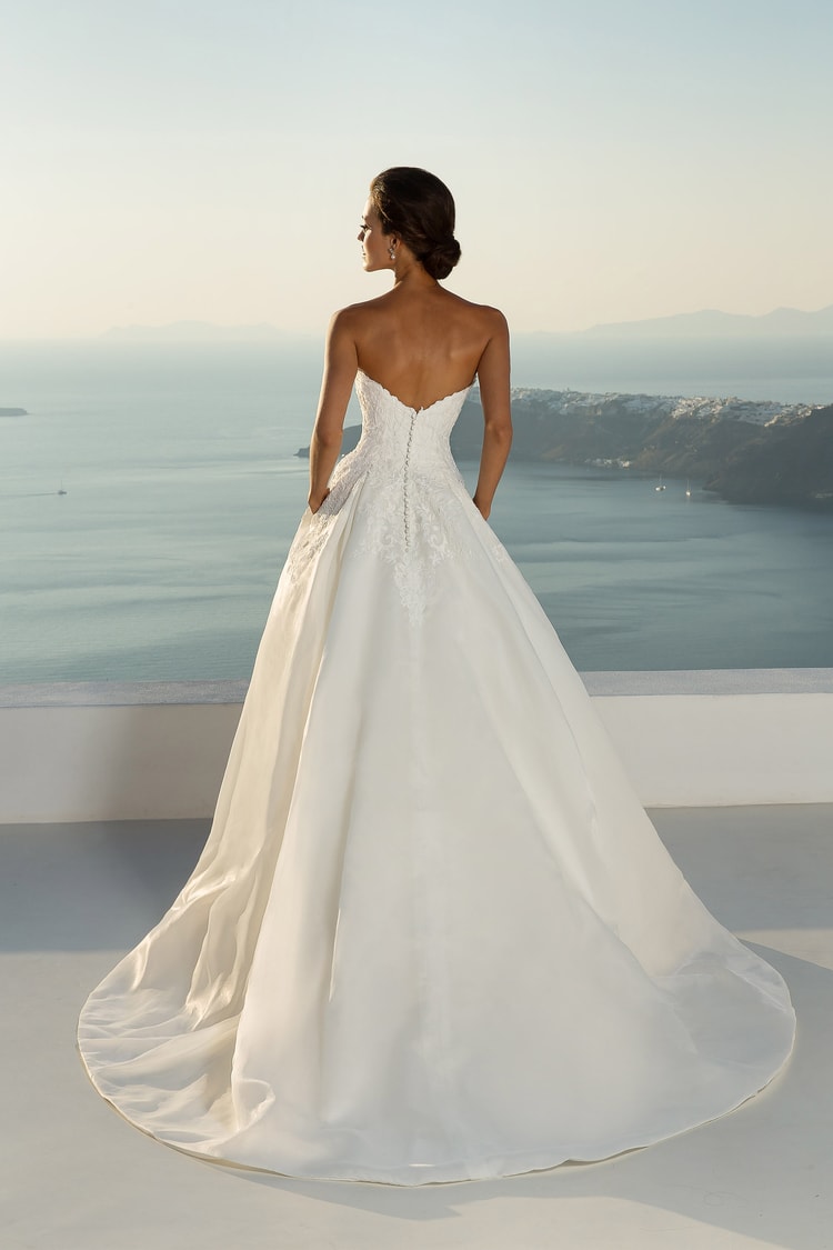 Stunning 2018 Destination Wedding Dresses by Justin