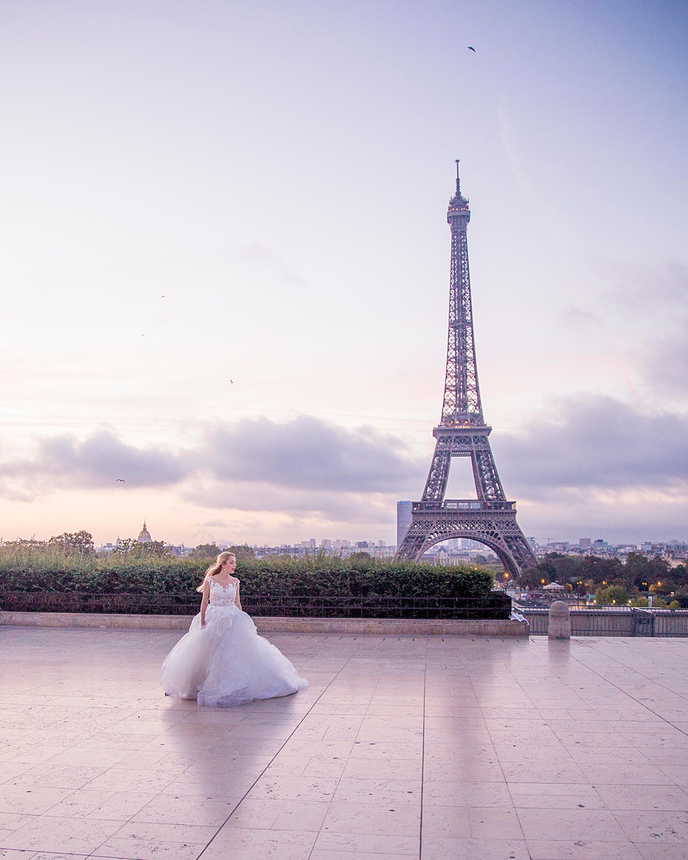 Eiffel Tower Romantic Wedding Photo