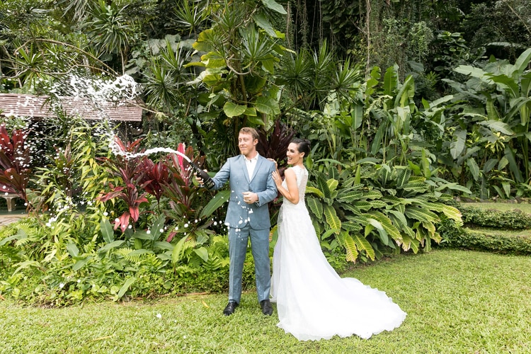 A Modern Hawaii Garden Wedding With A Splash Of Local Artistry