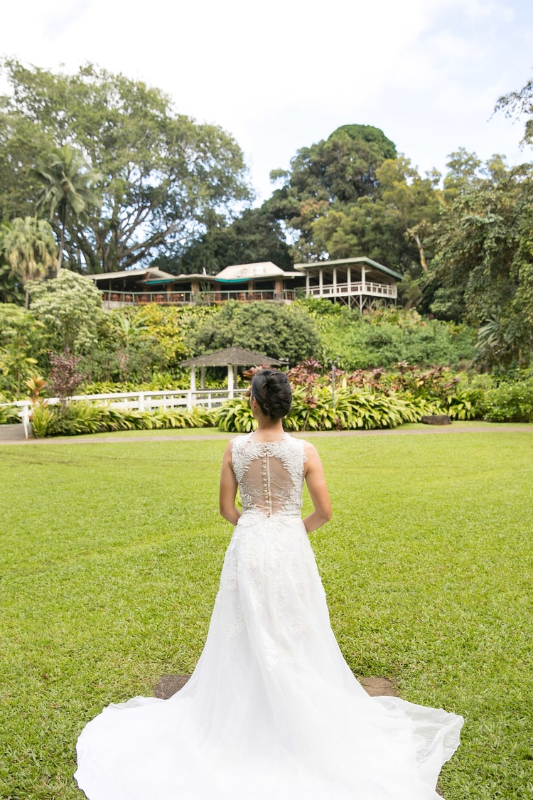 A Modern Hawaii Garden Wedding With A Splash Of Local Artistry