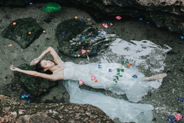 Stunning Underwater Wedding Photography Inspiration - Destination ...