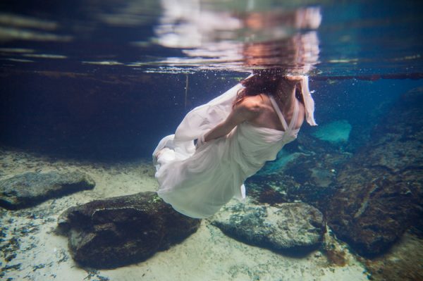 Stunning Underwater Wedding Photography Inspiration - Destination ...