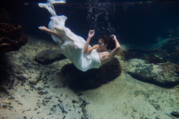 Stunning Underwater Wedding Photography Inspiration - Destination