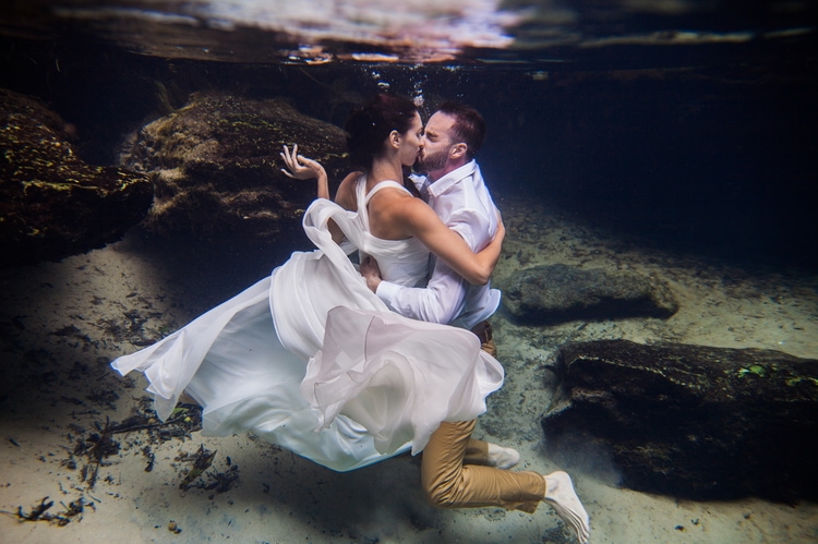 Stunning Underwater Wedding Photography Inspiration - Destination