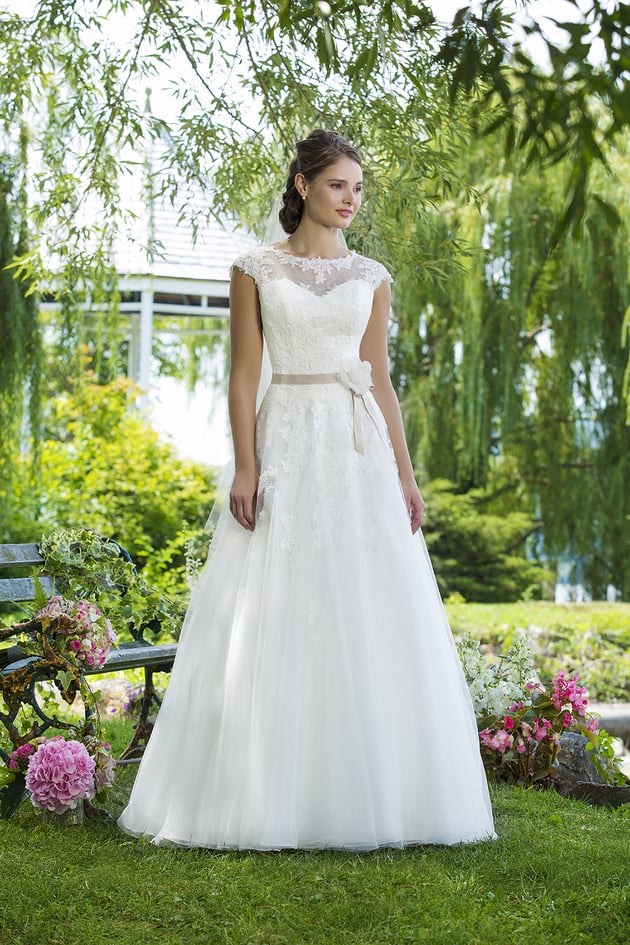 Stunning Destination Wedding Dress Collection | Destination Wedding Details