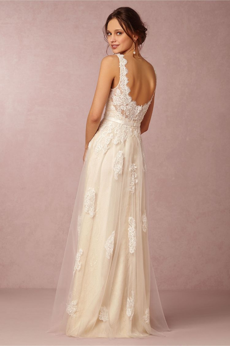 14 Beautiful Wedding Dresses Ideal For A Destination Wedding