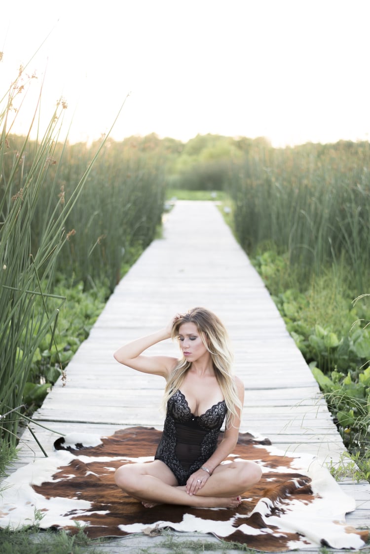 outdoor boudoir photography poses