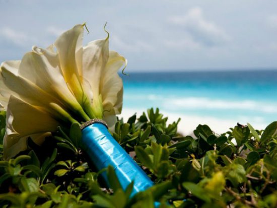 tips for choosing beach wedding flowers