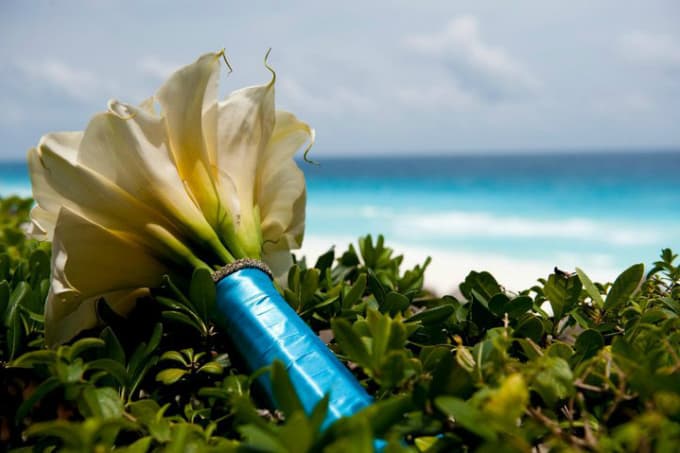 tips for choosing beach wedding flowers
