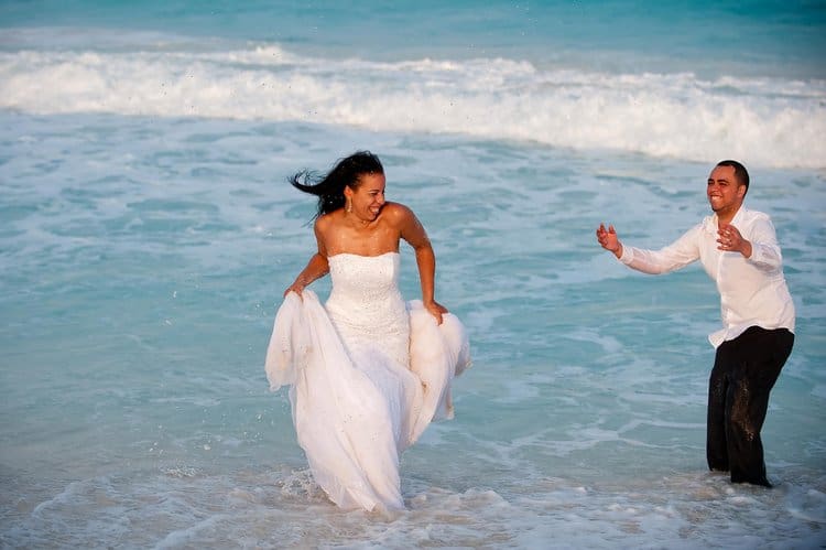 Couples 'trash the dress' for unique wedding photos - ABC News